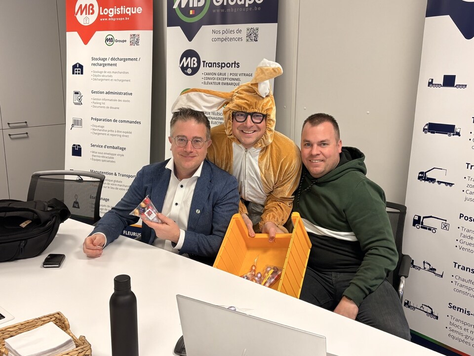 Le lapin de Pâques qui distribue les chocolats à l'équipe MB Groupe