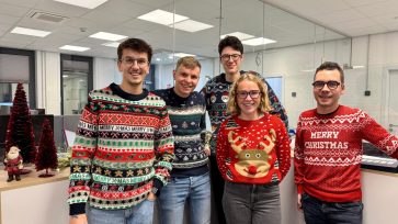 Collaborateurs de MB Groupe lors de la Journée du Pull de Noël