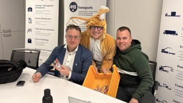 Le lapin de Pâques qui distribue les chocolats à l'équipe MB Groupe